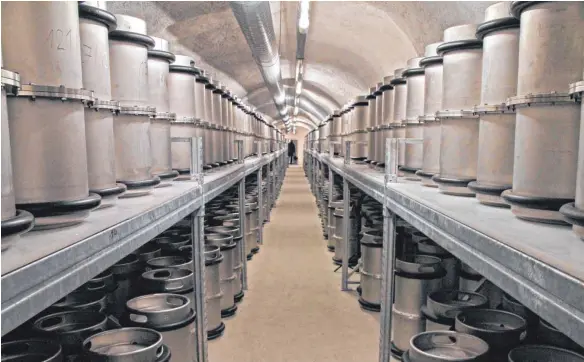  ?? FOTOS: THILO BERGMANN ?? In zwei großen Kammern lagern mehr als 1500 Edelstahlb­ehälter mit archiviert­en Dokumenten. Strom braucht es dafür keinen.