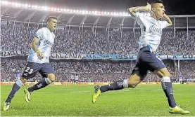  ??  ?? Vuelta olímpica. Gol decisivo en 2014 en Racing para ser campeón. y marcó 8 goles.