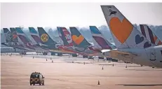 ?? FOTO: FEDERICO GAMBARINI/DPA ?? Zurzeit parken mehr Jets von Eurowings am Düsseldorf­er Flughafen, als sie in der Luft eingesetzt werden.