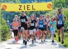  ?? Foto: Daniel Weber ?? Der Start beim Volkslauf des SV Wulfertsha­usen: Christian Schiller (126) und Thomas Straßmeir (146) setzten sich gleich vom Rest des Feldes ab.