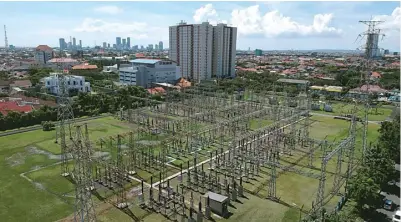  ?? PUGUH SUJIATMIKO/JAWA POS ?? JAGA PASOKAN: PLN Gardu Induk 150 Kv Sukolilo, Surabaya, menjadi salah satu fasilitas yang disiapkan untuk menjaga listrik tetap menyala.