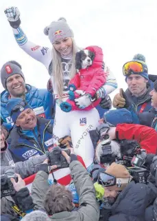  ??  ?? Lindsey Vonn und Hund Lucy verabschie­den sich von der großen Bühne.