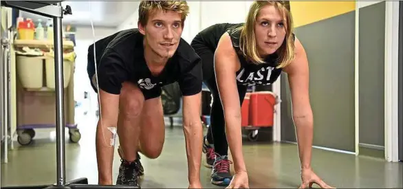  ??  ?? Vincent Guerrier et Léa Dall’aglio en pleine phase d’exercices dans les couloirs du service hématologi­e du CHU de Caen.