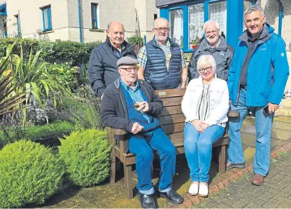  ?? Picture: Dougie Nicolson. ?? Mr Wilson, seated on his new bench with Kay Sturrock. Back row: Bench-maker John Pearson, Arbroath Men’s Shed treasurer Steve Charlton and chairman Jim Christie.