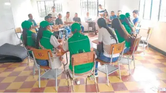  ??  ?? FUNCIONARI­OS DEL INSTITUTO COLOMBIANO de Bienestar Familiar llegaron al casco urbano de Hacarí a prestar atención a las familias desplazada­s.