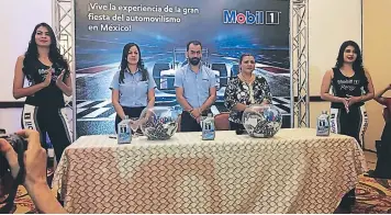  ??  ?? Diana Mejía, Junior Maradiaga, representa­ntes de Cemcol y Mobil junto a Yoly Luque.