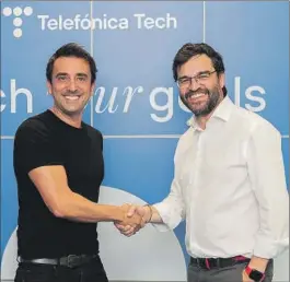  ?? ANA ENCABO ?? Xabi Uribe Etxebarria, fundador y CEO de Sherpa.ai, y Gonzalo Martín Villa, CEO de IoT y Big Data de Telefónica Tech.