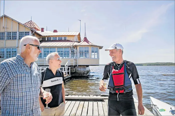  ??  ?? I LAND. Bernt Degerlund (höger) välkomnas av vänner och bekanta vid Knipan i Ekenäs efter att ha rott ensam från Stockholm.