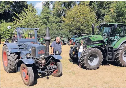  ?? FOTO: UWE MISERIUS ?? 80 Jahre Technik-Unterschie­d: Bernd Schlieper mit seinem Lanz Bulldog aus dem Jahr 1938 und Simone Brüling mit einem Deutz-Fahr.