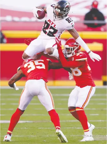  ?? JAMIE SQUIRE / GETTY IMAGES ?? Charvarius Ward, left, L'Jarius Sneed and the Kansas City defence had a hard time taking down Russell
Gage and the Atlanta Falcons Sunday, even though the Falcons are having a tough season.