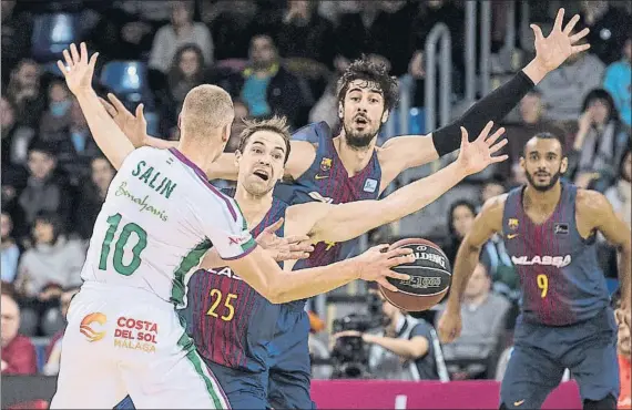  ?? FOTO: PERE PUNTÍ ?? Sasu Salin busca el pase ante la defensa de Koponen y Tomic. El Unicaja supo encontrar casi siempre la mejor opción en ataque ante un Barça muy frágil