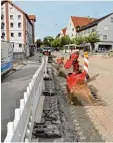  ?? Foto: Peter Stöbich ?? Etwa bis Mitte September ist die Hoch straße in Bobingen nahe am Kirchplatz Baustelle.