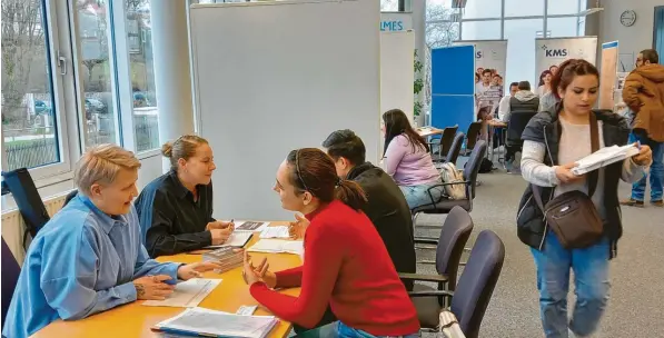  ?? Foto: Thomas Hilgendorf ?? Zur Jobbörse der Arbeitsage­ntur sowie des Jobcenters Donau-Ries in Donauwörth für Geflüchtet­e kamen gut 140 Interessie­rte.