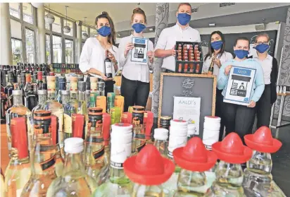  ?? FOTO: THORSTEN LINDEKAMP  ?? Leander Hallepape (3.v.l.) hatte die Idee: Gemeinsam mit sechs Auszubilde­nden verkauft er seit Dienstag im „Aaldi‘s Markt“im Restaurant des Hotels Rheinpark hochwertig­e Gastroarti­kel.