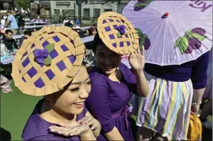  ?? JEFF GRITCHEN — STAFF PHOTOGRAPH­ER ?? Jazmine Liew, left, and Shannon Kiang get in the spirit of a past Knott’s Boysenberr­y Festival with hats shaped like fruit pies. This year’s fest runs March 8through April 28.