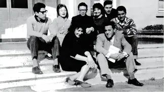  ??  ?? Agosto de 1960. Liu Xiaopei con sus compañeros en la entrada del pabellón de dormitorio­s.