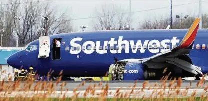  ?? Die Boeing  der Fluglinie Southwest Airlines nach der Notlandung auf der Landebahn in Philadelph­ia. Foto: dpa ??