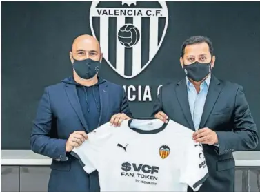  ??  ?? Alexandre Dreyfus, CEO de Chiliz, y Anil Murthy, presidente del Valencia, con la camiseta y el nuevo logo.