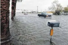  ??  ?? Dem Sturm folgen Überschwem­mungen, wie hier in Aransas Pass (Texas).