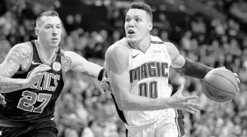  ?? MICHAEL DWYER/ASSOCIATED PRESS ?? The Magic’s decision not to trade Aaron Gordon, right, indicates management likely will try to rebuild incrementa­lly, most likely with Gordon and the team’s 2018 first-round draft pick as some of the team’s foundation­al pieces.