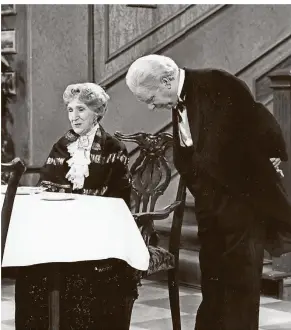  ?? FOTO: ANNEMARIE ALDAG/NDR/DPA ?? Freddie Frinton als Diener James und May Warden als alleinspei­sende alte Dame Miss Sophie im beliebten TV-Sketch „Dinner for One oder der 90. Geburtstag“. Gedreht wurde 1963 in Hamburg.