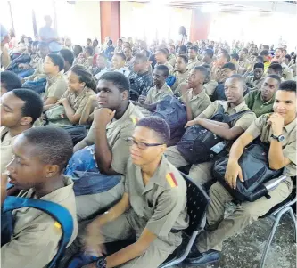  ??  ?? The students keenly observe Rondell’s presentati­on.