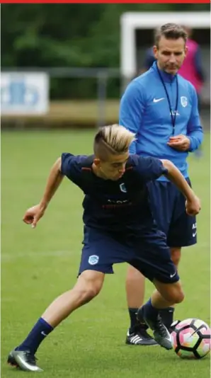  ?? FOTO JEFFREY GAENS ?? Albert Stuivenber­g houdt zijn pupil Edon Zhegrova nauwletten­d in het oog op training.