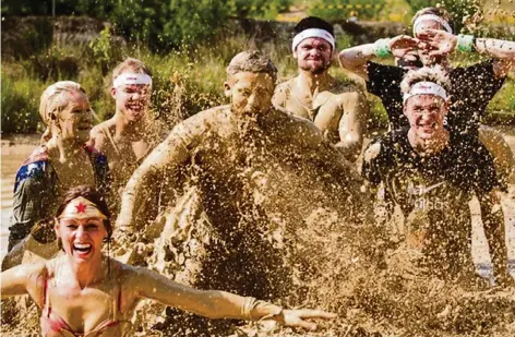  ?? FOTO: MEDIAMIXX ?? Rein in den Matsch: Der Spaß steht bei vielen Teilnehmer­n der Mud Masters im Vordergrun­d. Einige kommen bunt kostümiert zum Rennen.