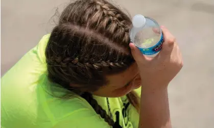  ?? AFP/Getty Images ?? A visitor holds a water bottle to their head to cool off at the Lincoln Memorial in Washington­DC in May. Photograph: Stefani Reynolds/