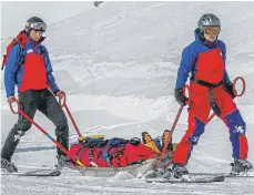  ?? FOTO: RALF LIENERT (ARCHIVBILD) ?? Nach einem Unfall auf der Piste bringt meist die Bergwacht den Verletzten ins Tal. Zum Beispiel mit einem Akja, wie auf unserem Bild.