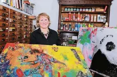  ?? FOTO: UWE MISERIUS ?? Birgit Honné eröffnete diesen Monat ihr Atelier in Leichlinge­n. Die Autodidakt­in aus Dortmund provoziert und rebelliert gerne mit ihrer Kunst.