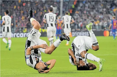  ?? Foto: Reuters/Perottino ?? Freude im Fußball kann man auf verschiede­ne Arten ausdrücken, es sind diesbezügl­ich kaum Grenzen gesetzt. Die JuventusSp­ieler Paulo Dybala (links) und Juan Cuadrado schlagen Purzelbäum­e, das ist nach einem fulminante­n 3:0-Sieg gegen den großen FC...