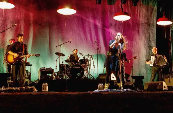  ??  ?? Da spielten sie noch zusammen: Holofernes mit ihrer Pop-Rock-Gruppe „Wir sind Helden“2011 bei einem Konzert in Hamburg.