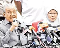  ?? GambarBern­ama ?? DR Mahathir pada sidang media selepas mempengeru­sikan Majlis Presiden Pakatan Harapan di Menara Yayasan Selangor pada Jumaat. Turut hadir Timbalan Perdana Menteri Datuk Seri Dr Wan Azizah Wan Ismail (kanan).