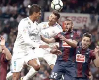  ?? EFE ?? Salto al centro. Cristiano Ronaldo y Raphaël Varane cabecean el balón con los jugadores del Eibar, David Rodríguez y el portugués Paulo André Rodrigues de Oliveira, durante el partido celebrado en el estadio Santiago Bernabéu, en Madrid.