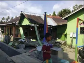  ?? DISASTER MANAGEMENT AGENCY VIA AP ?? In this photo released by the Disaster Management Agency, a house sits damaged after a magnitude 6.1 earthquake early Friday in Donggala, central Sulawesi, Indonesia. Powerful earthquake­s jolted the Indonesian island of Sulawesi on Friday, damaging houses and briefly triggered a tsunami warning.