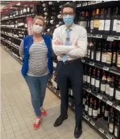  ??  ?? Laetitia Lejeune et Raphaël Roeser seront épaulés par un sommelier durant cette foire aux vins.