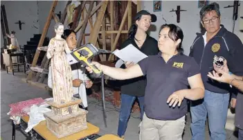  ??  ?? ► Efectivos de la PDI realizan el catastro de las figuras religiosas.