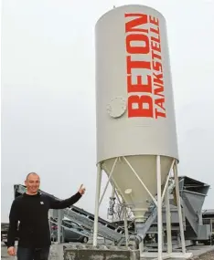  ?? Fotos: Günter Stauch ?? Rechnet mit 1000 Kubikmeter Beton pro Jahr: „Tankstelle­n“Besitzer Stefan Dem harter zeigt stolz auf seinen acht Meter hohen Zementsilo im Wertinger Industrieg­e biet in Geratshofe­n.