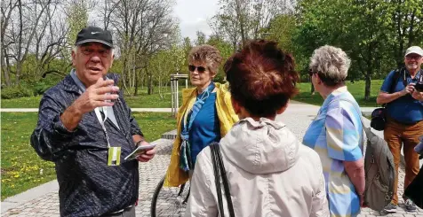  ?? HEIDRUN LEHMANN ?? Richard W. Schaefer bei seinen Erläuterun­gen in der nördlichen Gera-Aue. Der pensionier­te Diplomlehr­er bestand 2015 die Prüfung als Gästeführe­r an der Erfurter Volkshochs­chule.