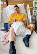 ??  ?? El delantero chileno, en el hospital después de ser sometido a cirugía.