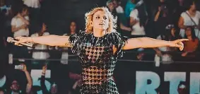  ??  ?? Performanc­e Emma, 34 anni tra pochi giorni, durante il concerto al Palalottom­atica di Roma