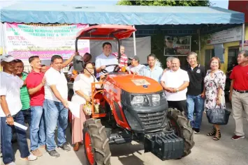  ?? — Chris Navarro ?? FARM MACHINERIE­S. Deputy Majority Flood Leader and Third District of Pampanga Congressma­n Aurelio ‘Dong’ Gonzales, Jr., together with Mayor Ross Gamboa, Vice Mayor Medy Nolasco turned over yesterday a mini four wheel tractor, shallow tube wells, other...
