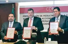  ??  ?? Álvaro Augusto Pérez, presidente del TSJ; José Ramón Amieva, jefe de Gobierno, y Edmundo Garrido, de la PGJ, firmaron el convenio.