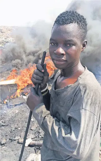  ?? FOTO: HEDEMANN ?? Ahmed verbrennt in Agbogblosh­ie, der größten Elektrosch­rott-Müllkippe Afrikas, die Isolierung von Kabeln aus alten Elektroger­äten, um das Metall zu verkaufen. Für den 15-Jährigen ist der Job die einzige Verdienstm­öglichkeit.