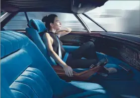  ??  ?? Los automóvile­s de conducción autónoma como el Peugeot E-Legend eléctrico incorporan asientos de muy avanzado diseño.