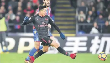  ??  ?? ► Sánchez remata para su segundo gol en la victoria del Arsenal.