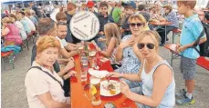  ?? FOTO: BOMBARDI ?? Zahlreiche Gäste versuchen während des Sommerfest­es der Stadtmusik Schwenning­en beim Glücksrad ihre Chance. Diverse Kapellen sorgen für Stimmung.