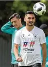  ??  ?? Mesut Özil (l.) und Ilkay Gündogan im Training. Foto: dpa