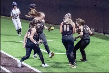  ?? Steven Eckhoff ?? The Pepperell Lady Dragons celebrate their first-round sweep of Pace Academy on Monday in Atlanta.